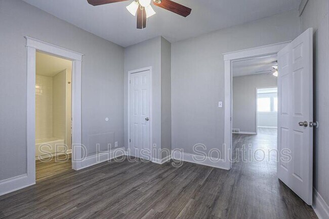 Building Photo - 118 N Hawthorne Ave