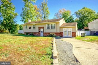 Building Photo - 1600 Holly Pkwy