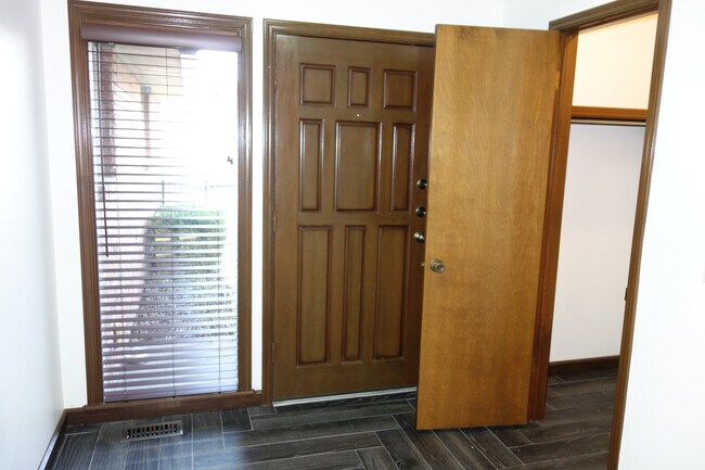 Entrada principal con puerta de armario abierta - 3324 E 73rd St