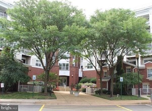 Building Photo - 1645 International Dr