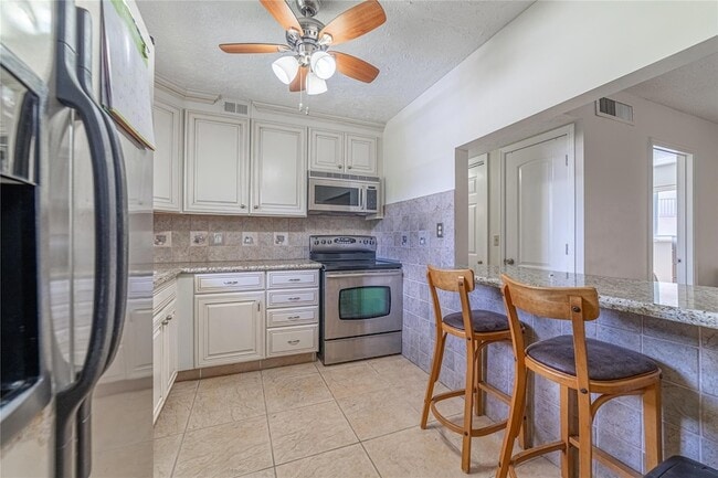 Building Photo - 701 Lori Dr