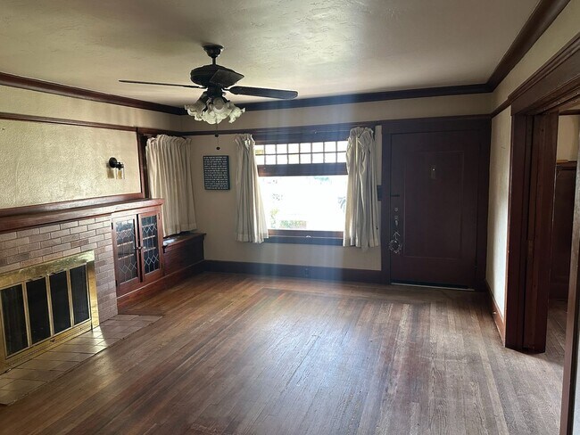 Foto del edificio - 530 W Kaweah Ave