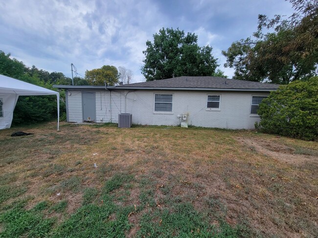 Building Photo - 3 bedroom 1 bathroom