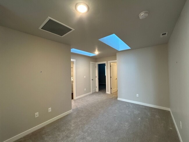 Building Photo - Spacious 3BR/2.5BA Townhome w/ Community Park & Trails – Bend, OR