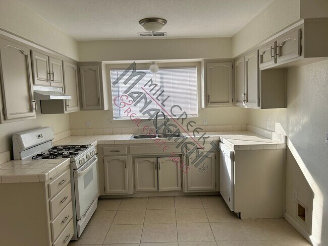 Foto del edificio - 1498 E Cerritos Ave