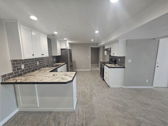 Foto del edificio - Fully Remodeled Daylight Basement + Utilities!