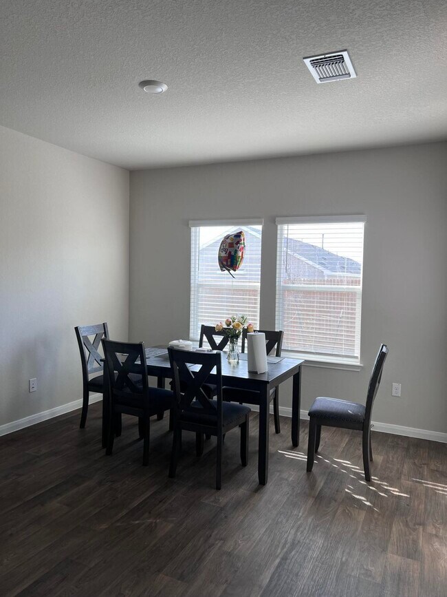 Foto del edificio - 14220 Boquist Dr