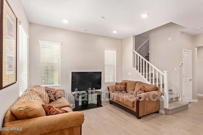 Foto del edificio - 155 N Lakeview Blvd