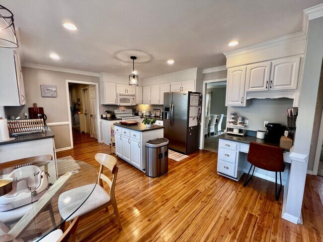 Foto del edificio - Charming Home in Quiet Salem Woods Cul-de-Sac