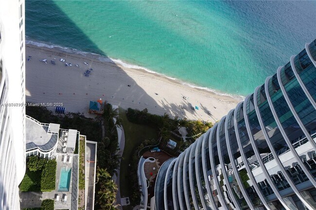 Building Photo - 15811 Collins Ave