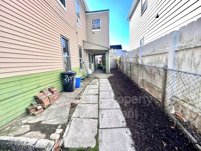 Building Photo - 502 3rd St