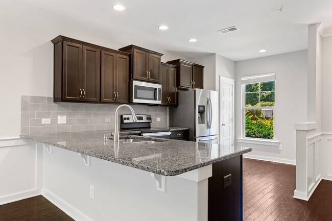 Foto del edificio - Freshly painted townhome at Lynn and Glenwood: Available Now!
