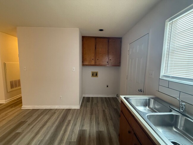 Building Photo - Two bed, 1 bath flat in Graham