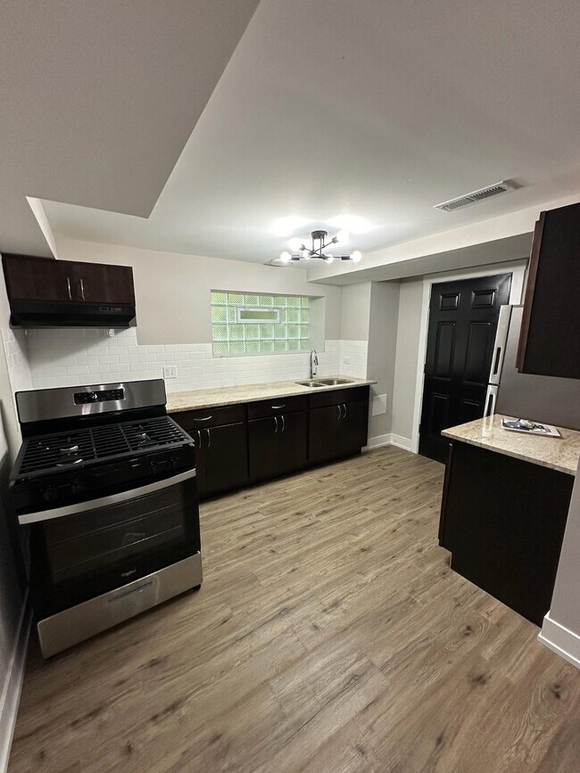 Foto del edificio - 1056 W 81st St