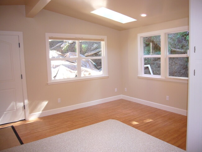 Building Photo - Private One + Bedroom Hilltop Home, Washer/Dryer & Storage