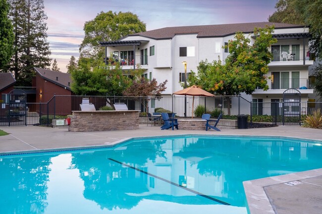 Piscina al aire libre | Creekwood | Apartamentos en alquiler en Hayward CA - Creekwood