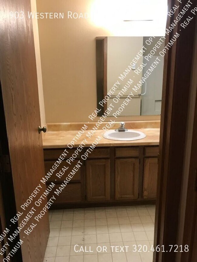 Foto del edificio - 903 Western Rd