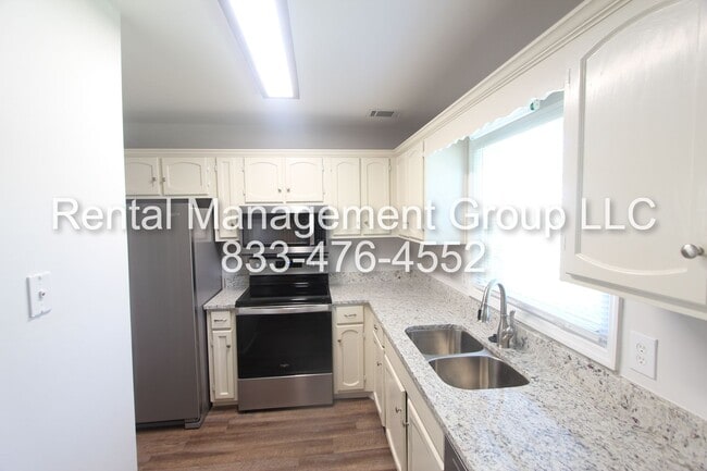 Foto del edificio - Newly Updated 3BR 2.5BA Townhome in Most C...