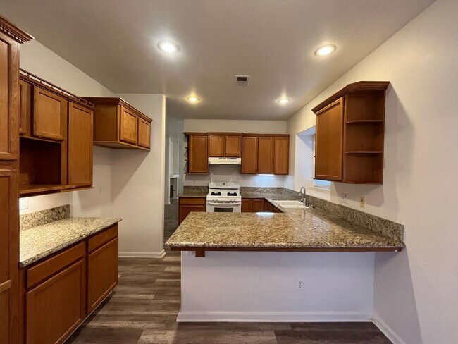 Foto del edificio - Beautiful 3 Bed 2 Bath Home with 3 Car Garage Available!