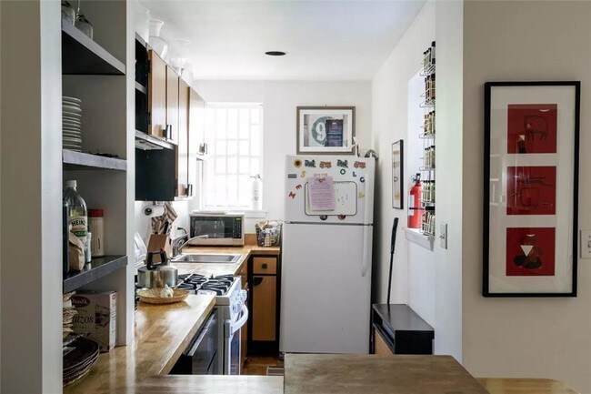 Building Photo - 139 W 95th St