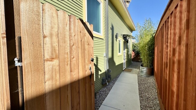 Photo - 844 52nd St (Oakland, CA) Apartment