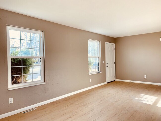 Building Photo - MOVE IN READY