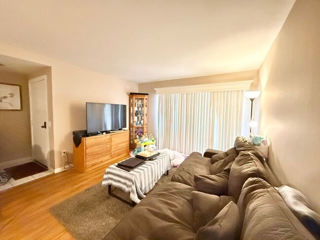 Building Photo - 1 Bed 1 Bath Unit in desirable Gated Commu...