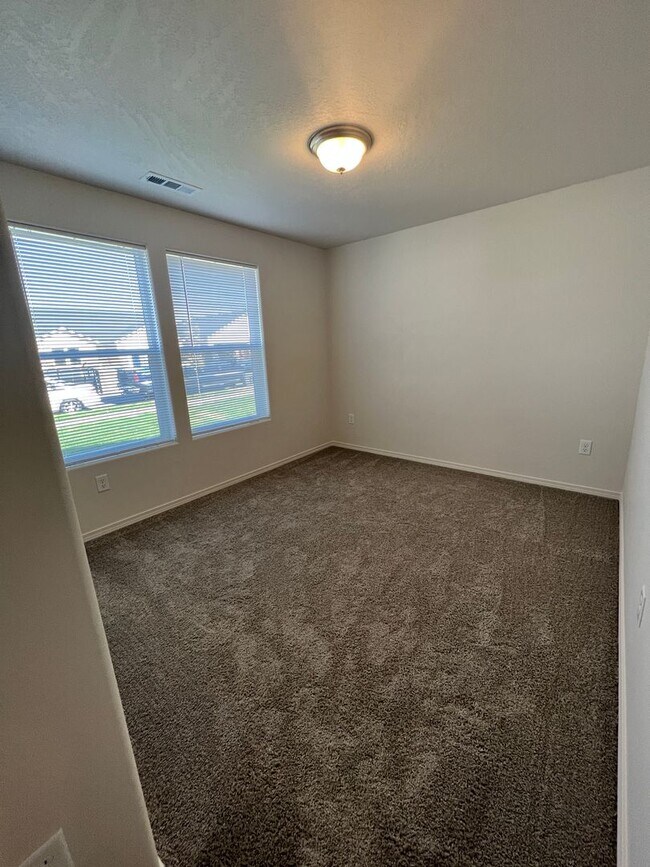 Foto del edificio - Modern 3 Bed 2 Bath!! Covered Patio!!