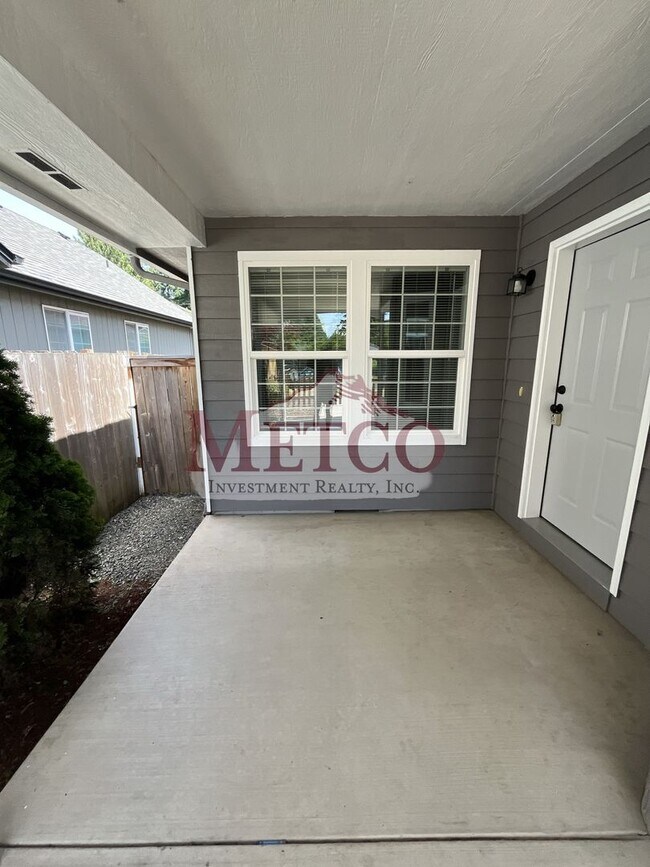 Foto del edificio - Fabulous 3 bed / 2 full Bath Cal Young are...