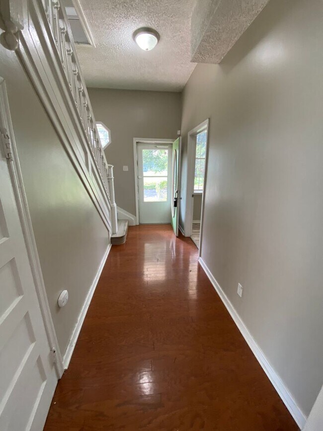 Foto del edificio - 4 bedrooms, 2 bathrooms home available in ...