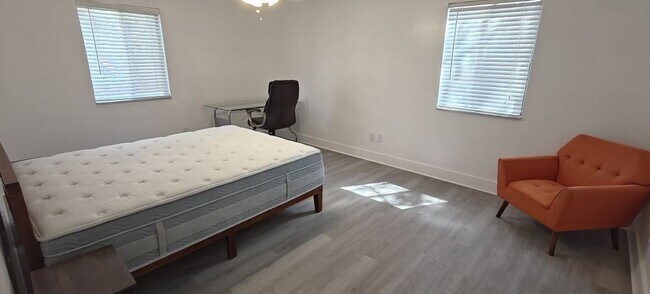 Foto del edificio - 6519 W Newberry Rd