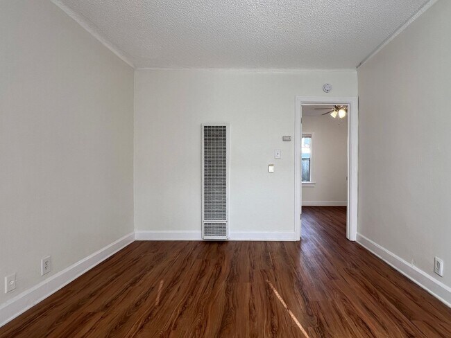 Foto del edificio - 1162 N Loma Vista Dr