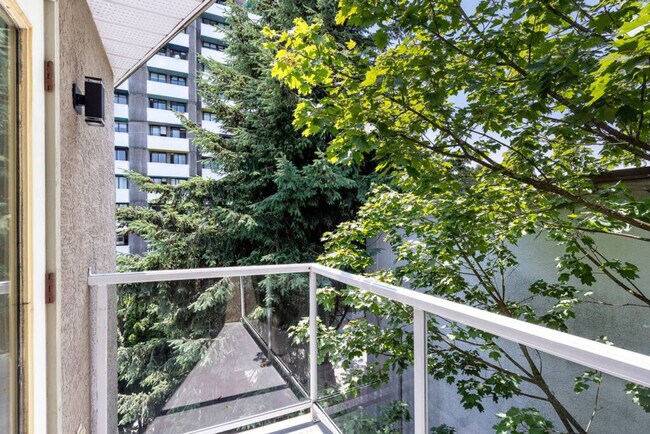 Building Photo - 1126 W 11th Ave