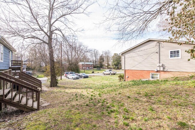 Building Photo - 313 Clay St