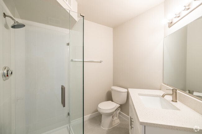 2 habitaciones, 2 baños, 1065 pies cuadrados, baño principal - Briar Landings