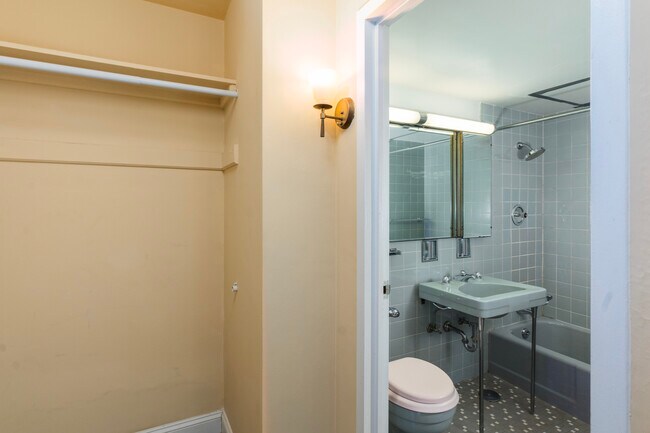 Foto del edificio - 253 E Delaware Pl