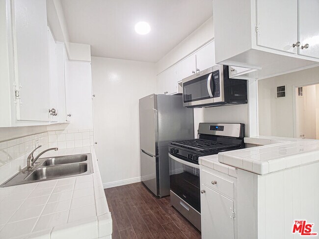 Foto del edificio - 453 N Kingsley Dr