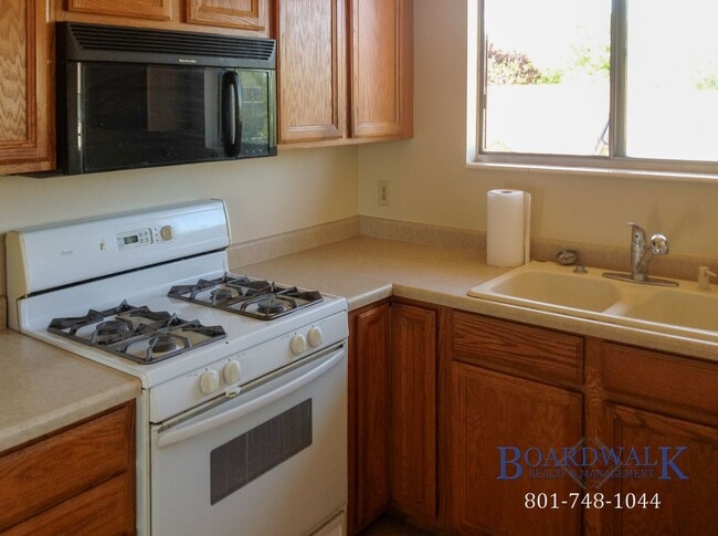 Building Photo - Exceptional Pet Friendly 5 Bedroom Home in...