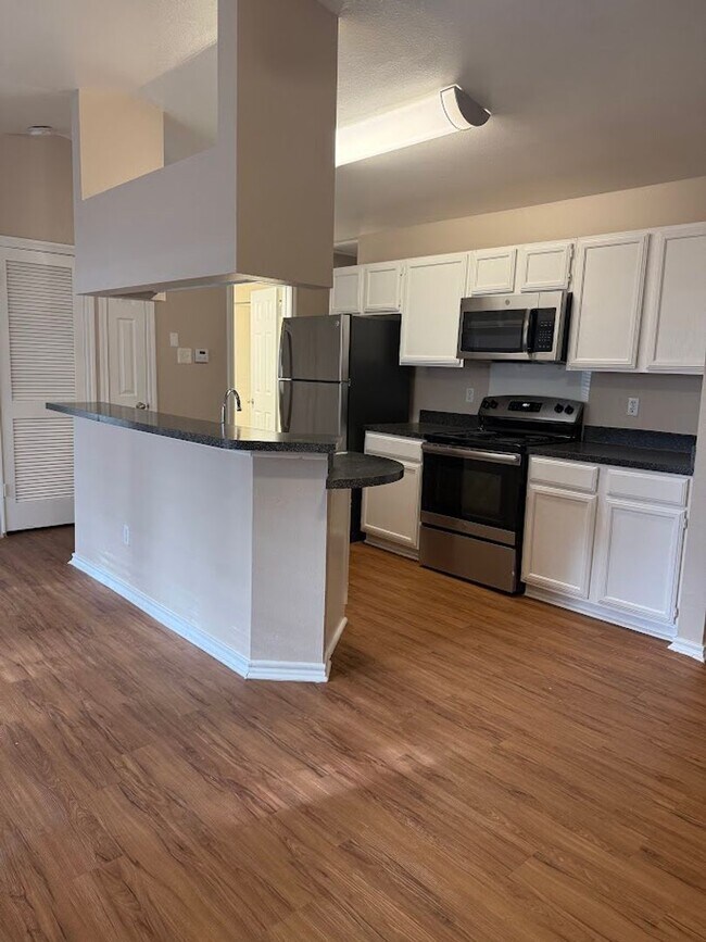 Foto del edificio - Awesome Huge 1 BD with Garage - Dog Park - Resort Pool - $1195