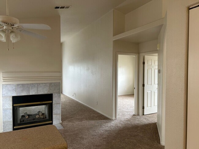 Foto del edificio - Charming 3-Bedroom Single-Story Corner Home in Northwest Las Vegas For Rent!