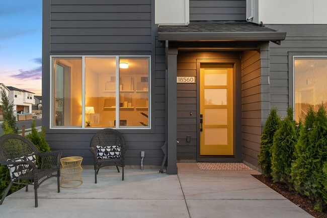 Foto del edificio - BRAND NEW, END UNIT/FORMER MODEL HOME with...