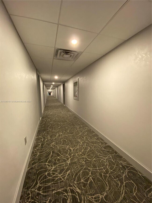 Foto del edificio - 300 Bayview Dr