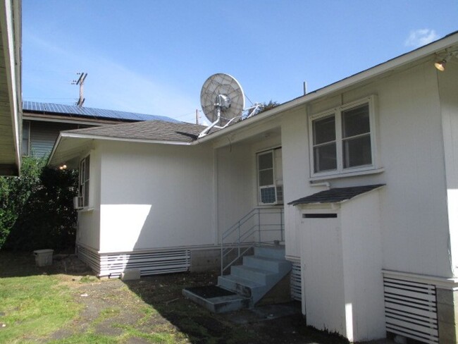 Building Photo - Nuuanu near Kuakini Hospital - 2 bdrm, 1 b...