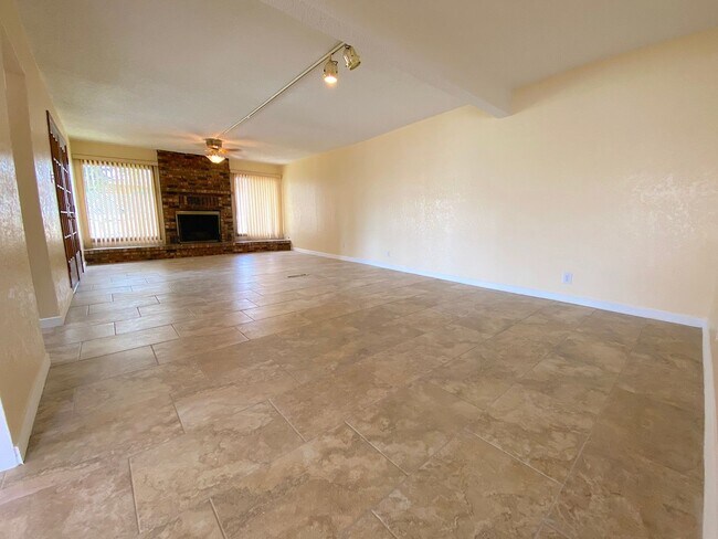 Foto del edificio - Northeast El Paso 3 Bed Refrig A/C! All Tile Flooring