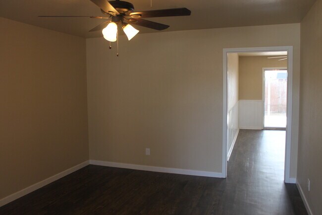 Building Photo - Available for Move-In September 10th! Comp...