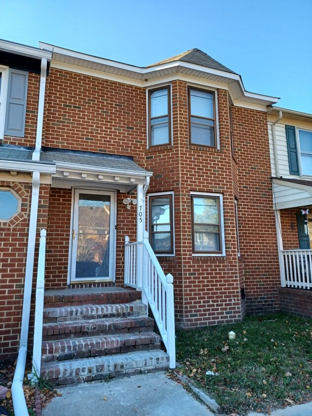 Primary Photo - Spacious 3 Bedroom 2.5 Bath Townhouse in K...