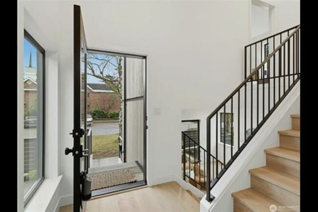 Building Photo - 2806 W Dravus St