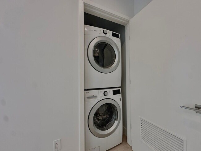 Foto del edificio - 5953 Saturn St