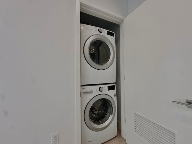 Building Photo - 5953 Saturn St