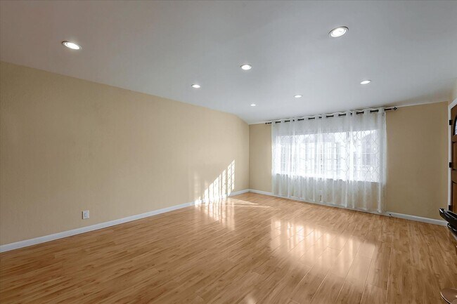 Foto del edificio - Beautifully Updated Single Family Home with Sparkling Pool